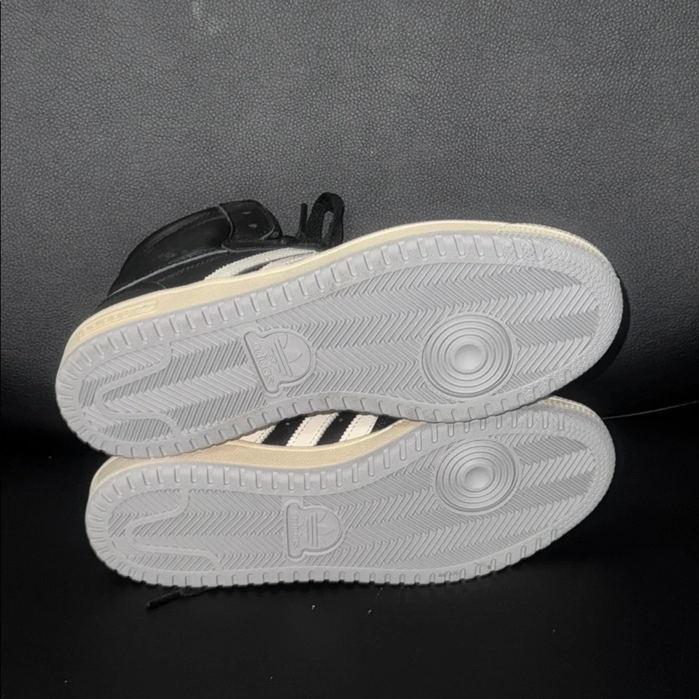 Adidas Black and White Sneakers Classic‎ Low-Top Design
